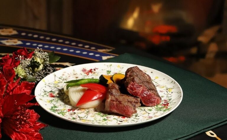 オーシャンテラスの淡路ビーフ A popular Awaji wagyu steak served at Ocean Terrace, cooked to perfection and accompanied by colorful grilled vegetables.