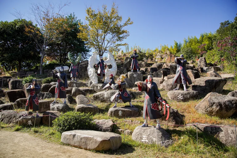 Surrounded by Akatsuki, your mission begins.At Nijigen no Mori on Awaji Island, this Earth Scroll challenge is part mystery, part adventure, and all about spotting what others miss.